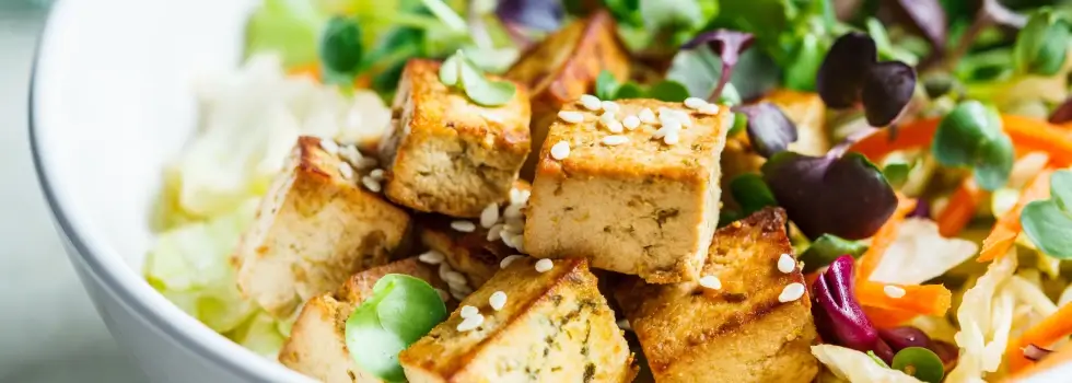 veganer Tofu mit Salat in einer Schüssel